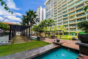 Un jardín con piscina delante de un edificio. en -Lake View- Mount Austin IKEA Toppen 10 mins - B107, en Johor Bahru
