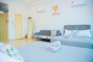 un dormitorio con dos camas y un sofá en -Lake View- Mount Austin IKEA Toppen 10 mins - B107, en Johor Bahru 38 fotos más