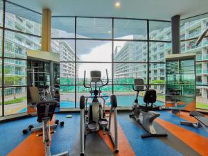 un gimnasio con máquinas de cardio y una gran ventana en -Lake View- Mount Austin IKEA Toppen 10 mins - B107, en Johor Bahru