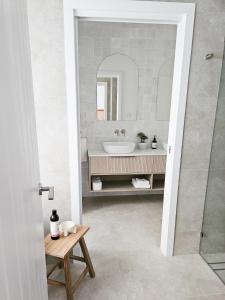 Ένα μπάνιο στο Olas Villa 6 - Plunge Pool & Walk to Beach