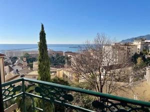 einen Balkon mit Stadtblick in der Unterkunft iMinerva Garden Panoramic Suite in Salerno