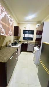 Η κουζίνα ή μικρή κουζίνα στο TNT Apartment +9 φωτογραφίες