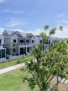 eine Luftaufnahme eines großen Hauses mit Garten in der Unterkunft 3BR Villa Novaworld Phan Thiet in Bình Tú