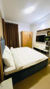 Ένα ή περισσότερα κρεβάτια σε δωμάτιο στο TNT Apartment
