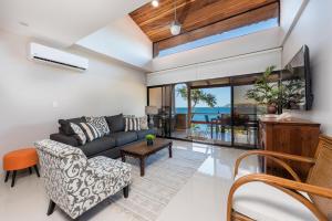 Posezení v ubytování Flamingo Marina Cove 617- Oceanfront 3 Bedroom Condo