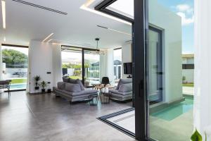 Pigiにある2 Luxury Villas w Nearby Beach!のソファ2つとテーブルのあるリビングルーム