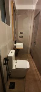 um pequeno banheiro com um vaso sanitário e uma pia em Amanda Mirissa em Mirissa mais 17 fotografias