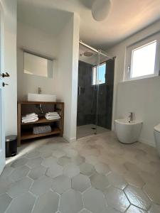 un bagno con doccia, WC e lavandino di Isabel Apartment ad Ancona