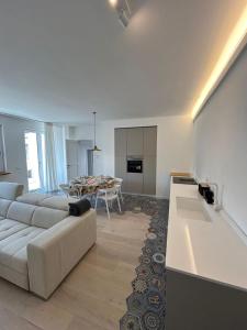 un soggiorno con un divano bianco e un tavolo di Isabel Apartment ad Ancona