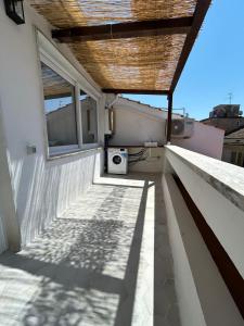 un balcone di una casa con una finestra e un altoparlante di Isabel Apartment ad Ancona