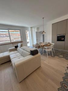 un soggiorno con un divano bianco e un tavolo di Isabel Apartment ad Ancona