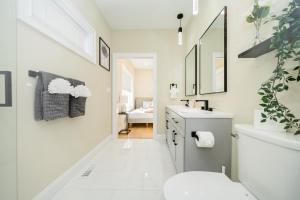 Bilik mandi di 60-1 4BR Boston - Cozy New Apt near Franklin Park +92 gambar