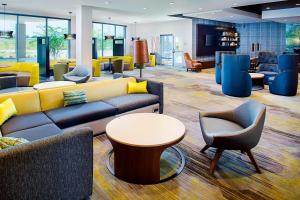 Posezení v ubytování Courtyard by Marriott Dallas Carrollton and Carrollton Conference Center