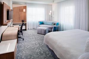 Postel nebo postele na pokoji v ubytování Courtyard by Marriott Dallas Carrollton and Carrollton Conference Center