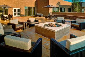 Posezení v ubytování Courtyard by Marriott Dallas Carrollton and Carrollton Conference Center