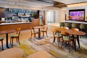 Lounge nebo bar v ubytování Courtyard by Marriott Dallas Carrollton and Carrollton Conference Center