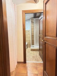 Phòng tắm tại Deattellis House accogliente mansarda in palazzo storico