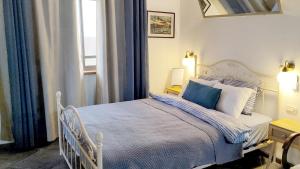 a bedroom with a white bed and a window at סתיו בגולן in Qasrîne
