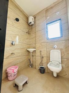 un bagno con un water e un lavandino di Chhatrachhaya Bhakt Niwas a Tuljapur