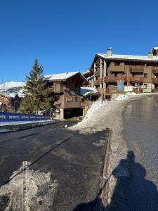 Pemandangan gunung umum atau pemandangan gunung yang diambil dari apartmen