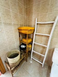 a bathroom with a basket and a shelf in a shower at Casa en la Playa Alcossebre La Creueta in Alcossebre