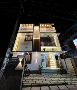 特里凡得琅The MULBERRY Cottage的夜晚有灯光