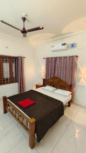 特里凡得琅The MULBERRY Cottage的房间里有一张大床的卧室 更多20张照片