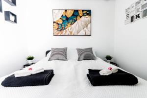 una camera da letto con un letto bianco con due asciugamani di Sunrise Studio Puerto Rico a Mogán Altre 31 foto