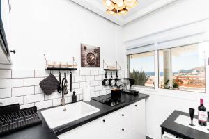 una cucina bianca con lavandino e finestra di Sunrise Studio Puerto Rico a Mogán