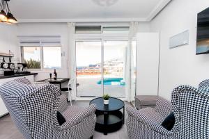 モガンにあるSunrise Studio Puerto Ricoの椅子2脚とテーブルのあるリビングルーム