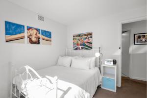 Postel nebo postele na pokoji v ubytování A Mini Slice of Fremantle Rooms - Shared Amenities