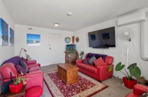 TV a/nebo společenská místnost v ubytování A Mini Slice of Fremantle Rooms - Shared Amenities