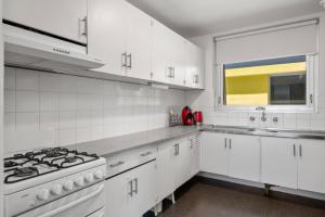 Kuchyň nebo kuchyňský kout v ubytování A Mini Slice of Fremantle Rooms - Shared Amenities