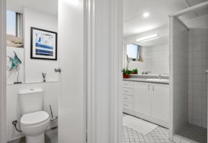Koupelna v ubytování A Mini Slice of Fremantle Rooms - Shared Amenities + 23 fotografií