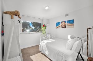 Postel nebo postele na pokoji v ubytování A Mini Slice of Fremantle Rooms - Shared Amenities