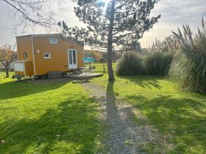 Villefranche-de-LongchatLa tiny house Luna的田野中央的一间小房子