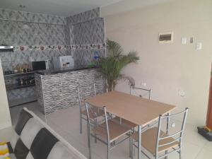 a dining room with a table and chairs at Hermoso apartamento de tres dormitorios con jacuzzi in Chiclayo +10 photos