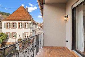 a balcony with a view of a building at 1-2 Personen - Parkplatz - Fahrradgarage - Zentrum - Küche - Balkon - Klima in Sankt Martin