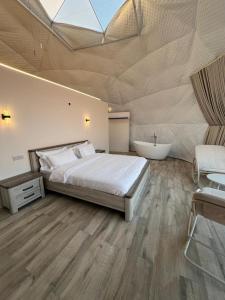 Postel nebo postele na pokoji v ubytování Modern Desert Gate Resort Bidiyah + 29 fotografií
