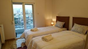 - 2 lits dans une chambre d'hôtel avec balcon dans l'établissement Atelier Poly - Two Bedroom Apartment for 5 Persons -50m to Metro Sintrivani Station- 6th floor plain View - Center -, à Thessalonique 31 autres photos