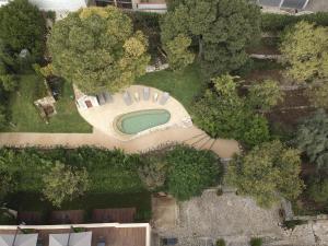 an overhead view of a swimming pool in a park at Villa Boscarino Boutique Hotel & Spa in Ragusa