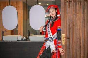 张家界张家界雾里观阵山民宿的武士服饰的女人站在门旁