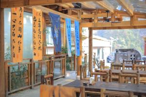 张家界张家界雾里观阵山民宿的餐厅设有桌椅和墙上的标志