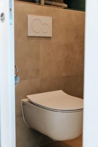 un aseo en un baño con un letrero en la pared en New Modern Apt Near City and Gare Lux, en Luxemburgo 17 fotos más
