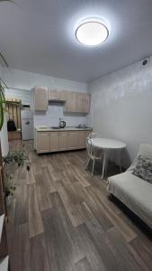 ein Wohnzimmer mit einer Küche und einem Tisch in der Unterkunft New clean apartments in Winnyzja