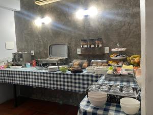 una mesa con un mantel azul y blanco a cuadros en Hotel de Carvalho, en Florianópolis