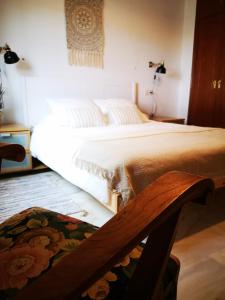 Giường trong phòng chung tại Céntrica, con aparcamiento, chimenea y con vistas