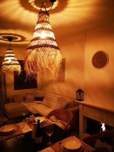 Khu vực ghế ngồi tại Céntrica, con aparcamiento, chimenea y con vistas