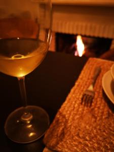 Thức uống tại Céntrica, con aparcamiento, chimenea y con vistas