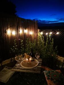 Vườn quanh Céntrica, con aparcamiento, chimenea y con vistas